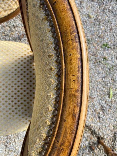 null PAIRE DE FAUTEUILS et PAIRE DE CHAISES en bois naturel à dossiers renversés...