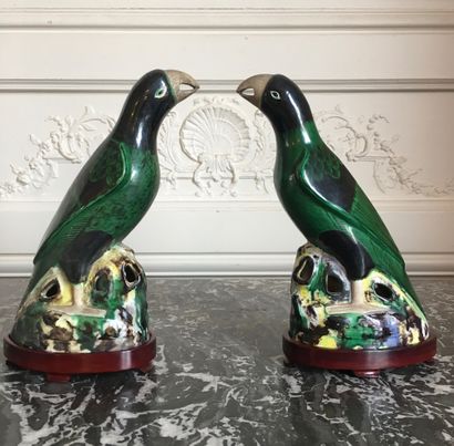 CHINA Pair of parrots in enameled porcelain....