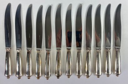 null PUIFORCAT Ensemble de dix-huit couteaux de table avec manche en argent fourré...