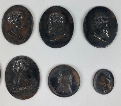  14 MEDAILLONS en métal patiné, ornés de portraits de grecs ou de romains de l'Antiquité....