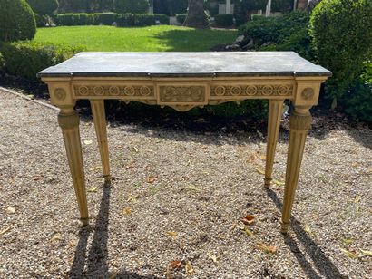 null Rectangular CONSOLE in cream and water green lacquered wood. The belt carved...