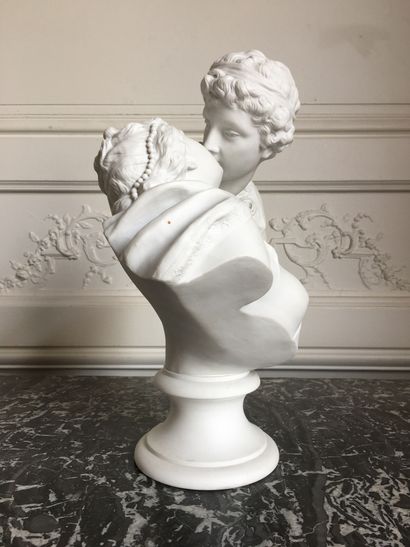 null After HOUDON (1741-1828) The kiss. Large bust on piedouche in cookie. On the...