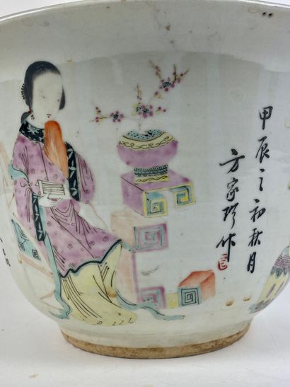 null CHINE Cache-pot en porcelaine blanc à décor émaillé polychrome de personnages...