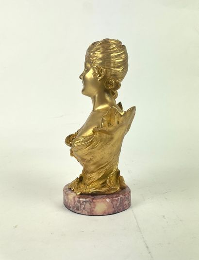 null Maurice MAIGNAN (1872-1946) Buste de jeune fille Bronze doré signé au dos Contresocle...