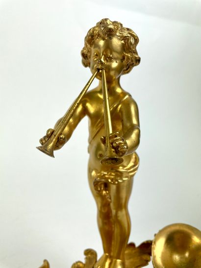 null Sylvain KINSBURGER (1855-1935) Putto aux trompettes Gilded bronze inkwell with...