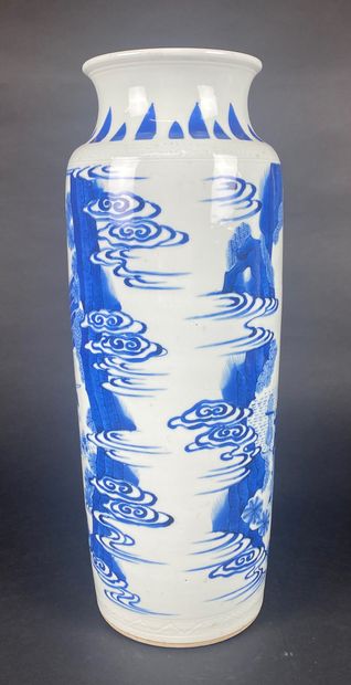 null CHINE Vase rouleau en porcelaine émaillée à décor blanc et bleu de personnages....