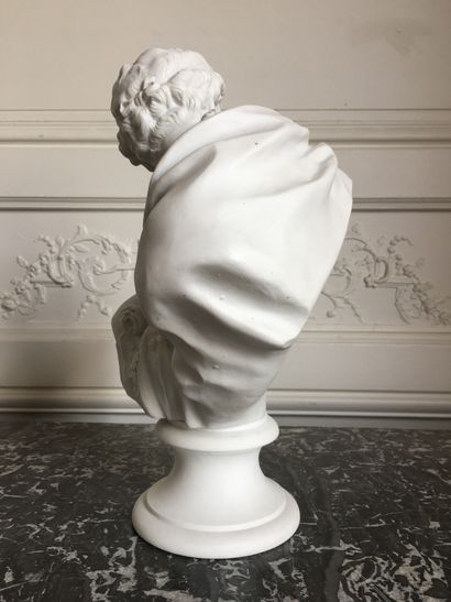 null D'après HOUDON (1741-1828) Le baiser. Grand buste sur piedouche en biscuit....