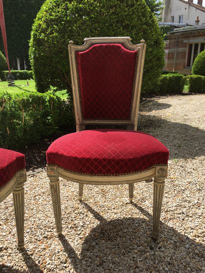 null Pair of chairs in grey relacquered wood, molded and carved with a gendarme hat...