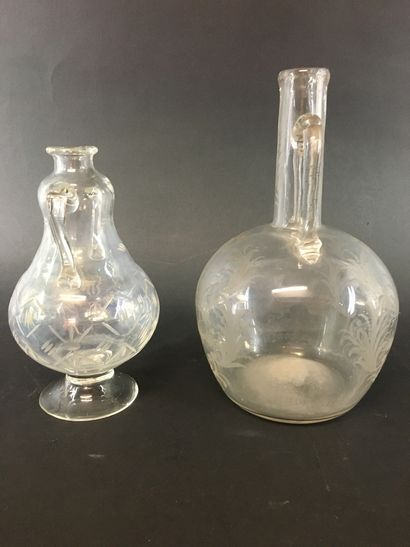 null TWO engraved glass CARAFONS. Holland, 18th century. H : 20 and 23 cm