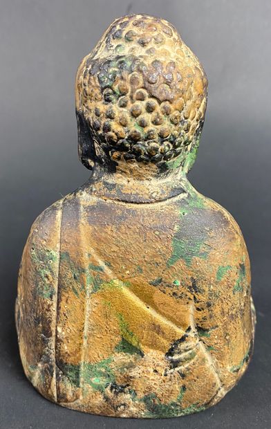 null CHINE Bouddha en fonte de fer avec traces de dorures. H : 15 cm (usures)