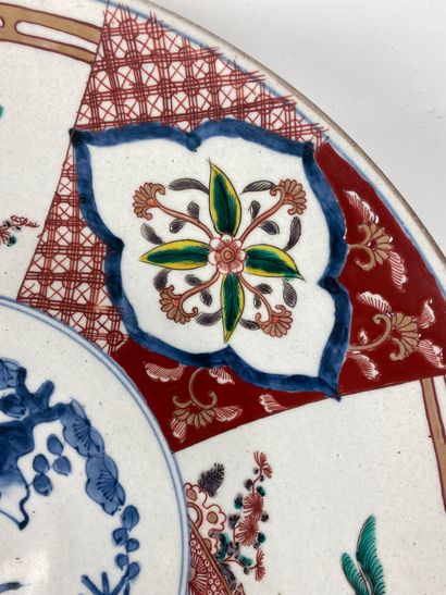 null JAPAN Large dish in Imari porcelain with enamelled decoration of flowers and...