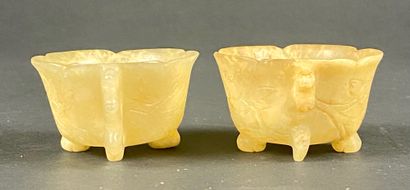  CHINA Pair of carved and engraved hard stone cups (one handle broken) H : 3.5 c...