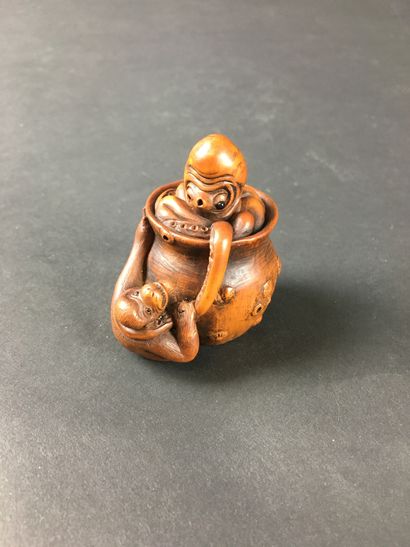 JAPANESE Nestsuke in wood decorated with...