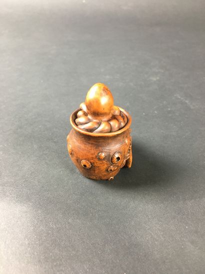 null JAPANESE Nestsuke in wood decorated with an octopus and a monkey. H : 5.5 c...