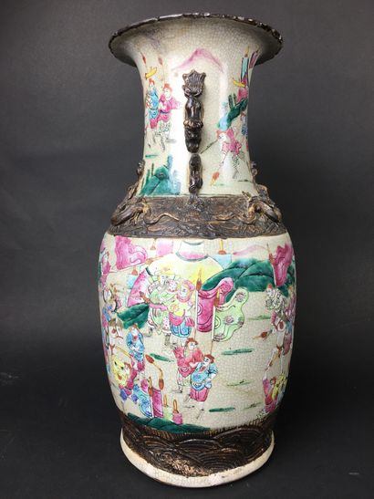 null CHINE Vase balustre en porcelaine de Nankin à décor polychrome de comabattants....