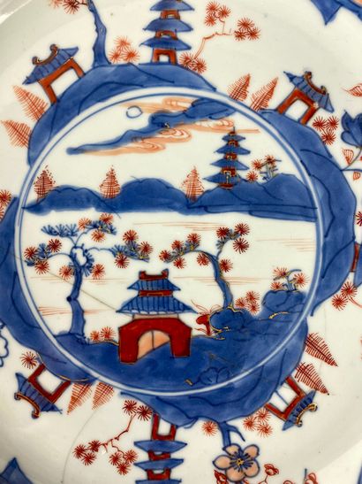 null JAPAN Large dish in procelain with Imari decoration of a lake landscape. 18th...