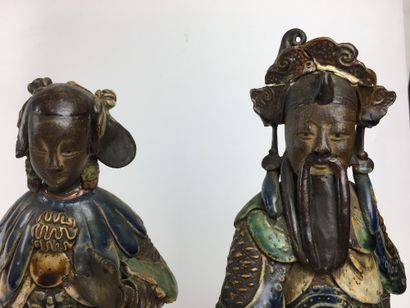 null CHINE Deux sujets en grès émaillé polychrome à décor d'un couple de dignitaires....