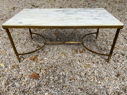 null JANSEN (In the style of) Low table in striated brass with double arc base, marble...