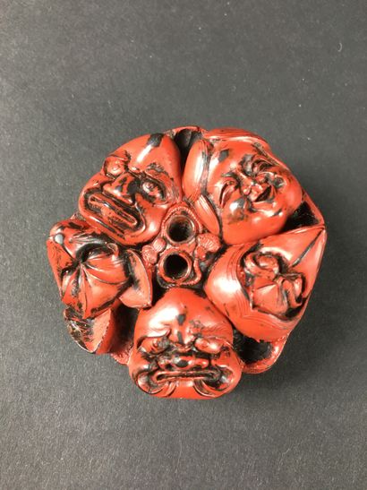  JAPANese Netsuke in stained wood decorated with Noh masks. Diameter : 4.3 cm
