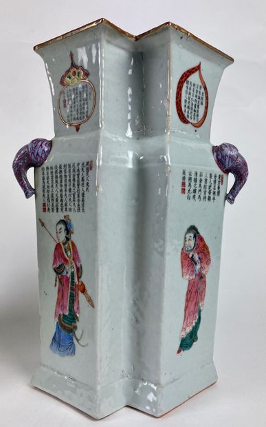  CHINE Paire de vases. H : 29 cm (égrenures sur les arêtes)