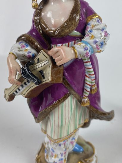 null MEISSEN Couple of musicians in polychrome porcelain. 19th century. H : 18 cm...