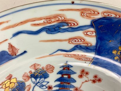 null JAPAN Large dish in procelain with Imari decoration of a lake landscape. 18th...