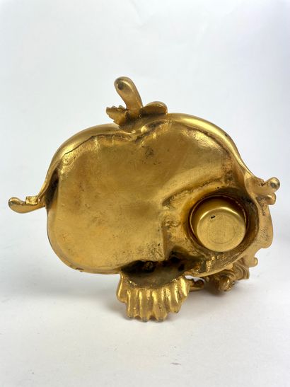 null Sylvain KINSBURGER (1855-1935) Putto aux trompettes Gilded bronze inkwell with...