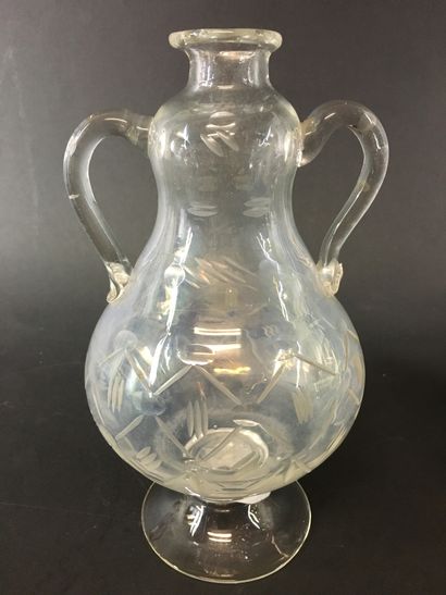 null DEUX CARAFONS en verre gravé. Hollande, XVIIIe siècle. H : 20 et 23 cm