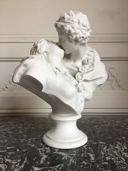 null D'après HOUDON (1741-1828) Le baiser. Grand buste sur piedouche en biscuit....