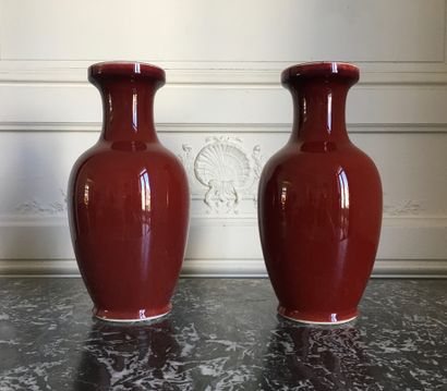 CHINE Paire de vases de forme balustre rouge...