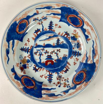 null JAPON Grand plat en procelaine à décor Imari d'un paysage lacustre. XVIIIe siècle....