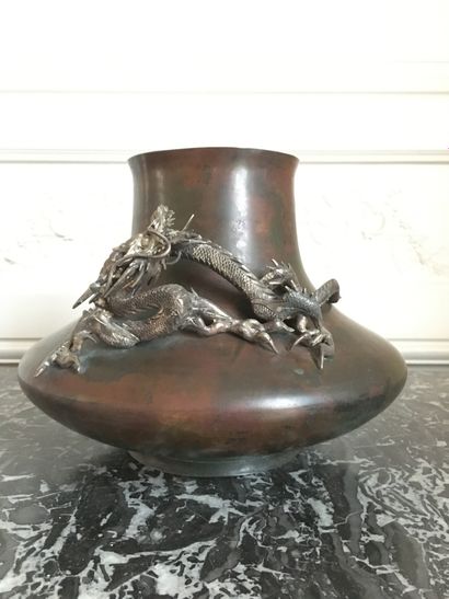 JAPON Vase en bronze patiné à décor appliqué...