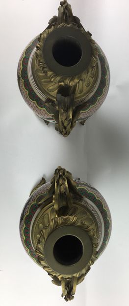 null SAMSON Pair of large baluster vases in enamelled porcelain in the taste of China....