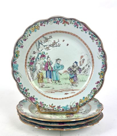 null COMPAGNIE DES INDES Quatre assiettes et un plat rond à bord coutourné en porcelaine...