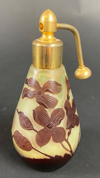null ETABLISSEMENT GALLE Spray bottle out of engraved glass with decoration of clematis....