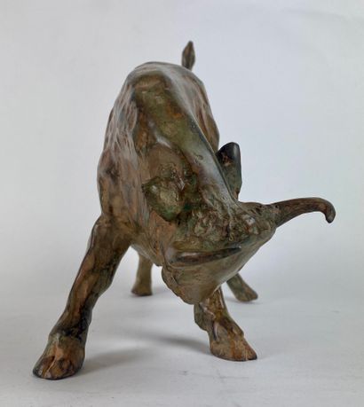 null Pierre CHENET (XX-XXI) Taureau. Bronze patiné. 27 x 38 cm