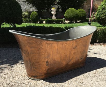 Bathtub in copper of shuttle form. Middle...
