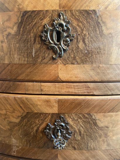 null COMMODE in veneer and marquetry opening in front of three drawers, the right...