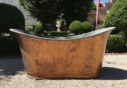 null Bathtub in copper of shuttle form. Middle 19th century. H : 75 cm Long : 160...