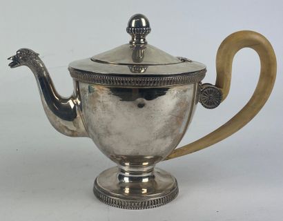 null Silver VERSEUSE on foot with pearls, the catch in ivory (accident), the spout...