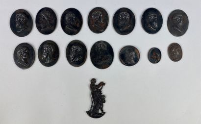 null 14 MEDAILLONS in patinated metal, decorated with portraits of Greeks or Romans...