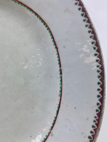  COMPAGNIE DES INDES Plat oval en porcelaine de Chine blanc à décor émaillé d'un...