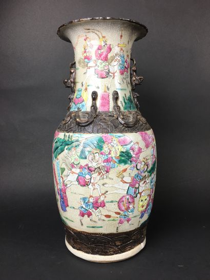  CHINE Vase balustre en porcelaine de Nankin à décor polychrome de comabattants....