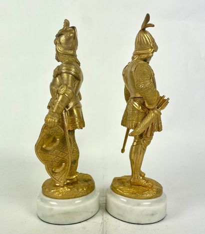null ECOLE FRANCAISE du XIXe siècle Hommes en armure Paire de bronzes dorés sur socle...