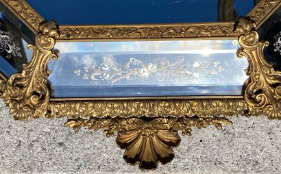null Hexagonal mirror with a gilt bronze frame. 19th century. 96 x 68 cm (one broken...