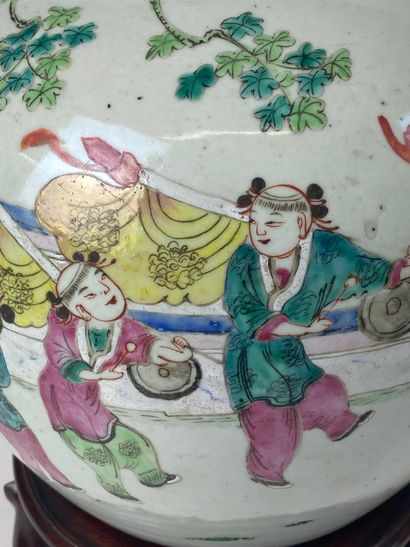  CHINE Deux pot à gingembre et un vase montés en lampe à décor émaillé de pivoines,...