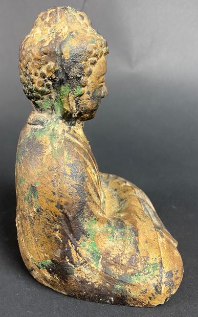null CHINA Cast iron Buddha with traces of gilding. H: 15 cm (wear)