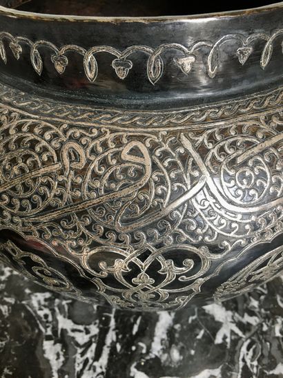  VASE en bronze à décor niellé d'argent de calligraphies. Travail Oriental du XIXe...