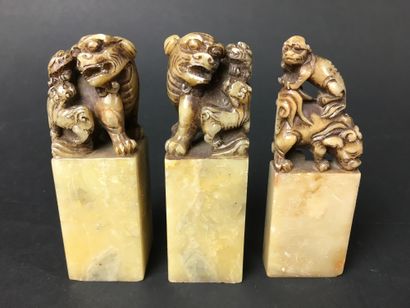 null CHINE Trois sceaux en pierre dur à décor de chien de Fô. H : 9 cm