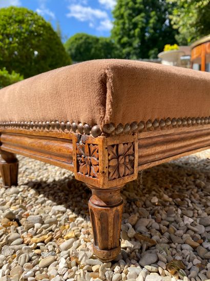 null TABOURET OF PIED in natural wood resting on four small feet with flutes. Velvet...